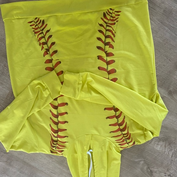 Softball themed graphic hoodie
Woman’s 3XL Drawstring
100% polyesterNeon yellow - Picture 2 of 6